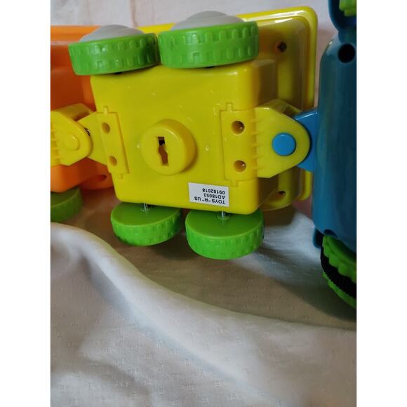 Toys R Us Children's "Old Mcdonald" Farm Train Interactive Animals - Picture 6 of 7